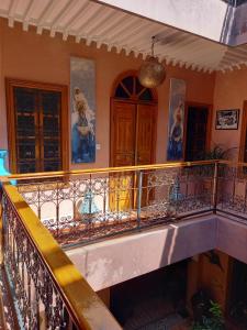 - un balcon d'une maison avec une balustrade dans l'établissement Riad Zayane Atlas, à Marrakech