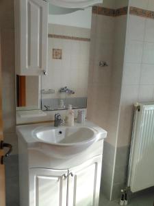 y baño con lavabo blanco y espejo. en Anatoli resort, en Áno Váthia