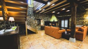 ein Wohnzimmer mit 2 Sofas und einer Treppe in der Unterkunft Casa El Pendo in Escobedo