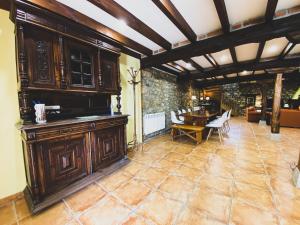 een woonkamer met een grote houten kast en een tafel bij Casa El Pendo in Escobedo