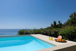 Bazén v ubytování Luxury villa by the beach by Andros Villas Collection nebo v jeho okolí