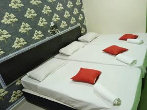 Postel nebo postele na pokoji v ubytování EZI HOTEL KLANG
