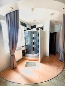 Habitación con baño con ducha acristalada. en Hotel and Entertaiment Complex Vlada, en Cherkasy
