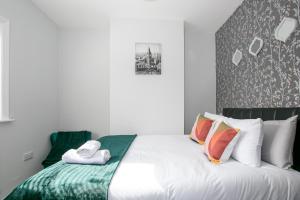 A bed or beds in a room at Modern & Contractors & Families & Spacious & Private Parking