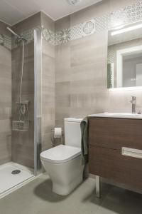 a bathroom with a toilet and a shower and a sink at EXCLUSIVE BUILDING SWIMMING POOL - MADRID RIO CITY CENTER in Madrid