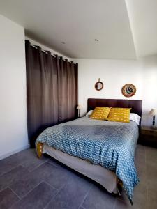 Murato的住宿－Maison de village proche commodités，一间卧室配有一张带黄色枕头的床