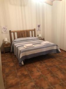 A bed or beds in a room at Casa Rural El Corral del Tío Santiago
