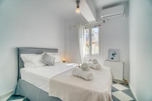 A bed or beds in a room at Stylish and Cozy Home in Andros Town by Explore Andros