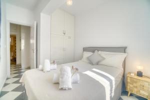 A bed or beds in a room at Stylish and Cozy Home in Andros Town by Explore Andros