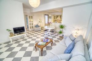A television and/or entertainment centre at Stylish and Cozy Home in Andros Town by Explore Andros