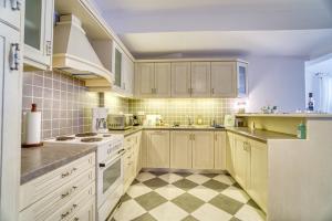 A kitchen or kitchenette at Stylish and Cozy Home in Andros Town by Explore Andros