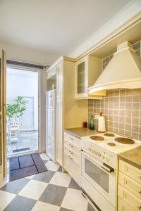 A kitchen or kitchenette at Stylish and Cozy Home in Andros Town by Explore Andros