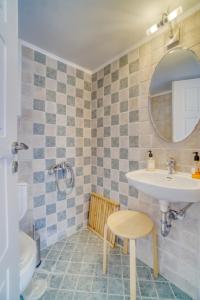 A bathroom at Stylish and Cozy Home in Andros Town by Explore Andros