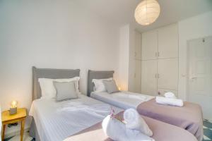 A bed or beds in a room at Stylish and Cozy Home in Andros Town by Explore Andros