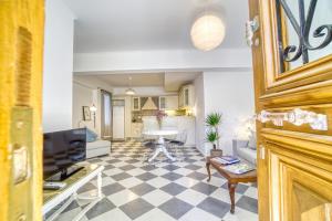 A kitchen or kitchenette at Stylish and Cozy Home in Andros Town by Explore Andros