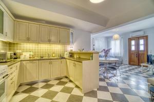 A kitchen or kitchenette at Stylish and Cozy Home in Andros Town by Explore Andros Még 16 kép