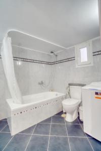 A bathroom at Stylish and Cozy Home in Andros Town by Explore Andros