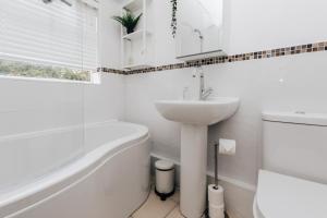 Ένα μπάνιο στο Park End House - Parking, Pet Friendly +49 φωτογραφίες
