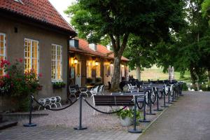 a row of benches in front of a brick building at Kullagårdens Wärdshus in Mölle