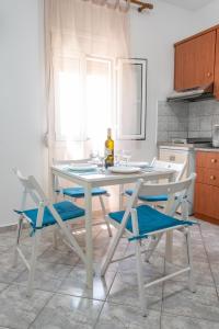 A & K Vacation House في فاروس: طاولة بيضاء وكراسي في مطبخ