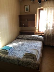 - une chambre avec un lit et des serviettes dans l'établissement Casa in valle, à Sicina