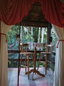 uma mesa e duas cadeiras debaixo de uma tenda em Casa Cravo & Canela em São Pedro da Serra