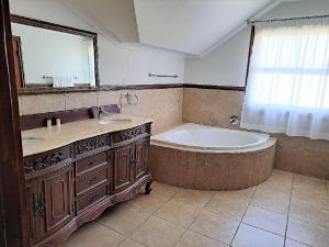 Ванная комната в One Rawdons Estate +28 фотографий