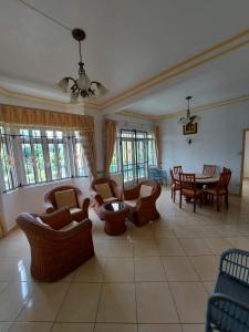 A seating area at Apartment Derningham