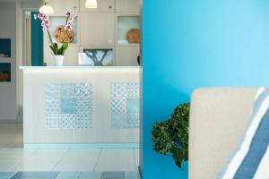 a counter in a room with a table with a plant at Best Western Hotel Blumarea in Castelsardo