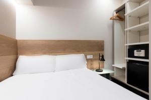 URBAIA ROOMS客房内的一张或多张床位