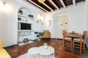A kitchen or kitchenette at Alohamundi Alcázares