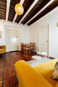 A seating area at Alohamundi Alcázares