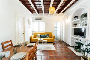 A seating area at Alohamundi Alcázares