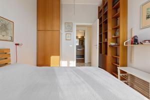 een slaapkamer met een bed en een boekenplank bij Bed & Breakfast San Calocero - private bathroom - Wi-Fi in Milaan
