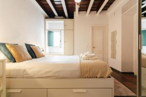 A bed or beds in a room at Alohamundi Alcázares