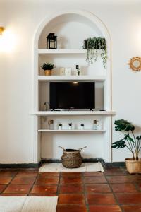 A television and/or entertainment centre at Alohamundi Alcázares