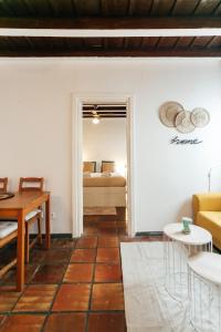 A bed or beds in a room at Alohamundi Alcázares