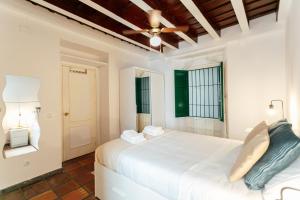A bed or beds in a room at Alohamundi Alcázares