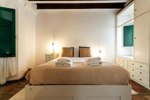A bed or beds in a room at Alohamundi Alcázares
