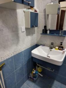 W łazience znajduje się umywalka i lustro. w obiekcie Goradil Beach w mieście Baku