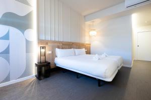 URBAIA ROOMS客房内的一张或多张床位