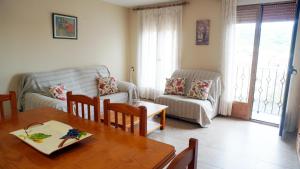 sala de estar con mesa y sofá en Casa Manolita, en Albocácer