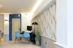 Televízia a/alebo spoločenská miestnosť v ubytovaní URBAIA ROOMS + 30 fotografií