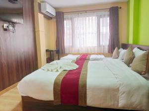 Rúm í herbergi á Holiday Hostel