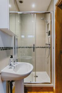 a bathroom with a sink and a shower at Home from Home 1 king size bed Apartment Near Hospital & Tennis in Nottingham