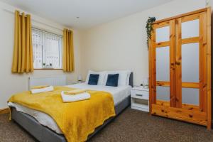 1 dormitorio con 1 cama con 2 toallas en Home from Home 1 king size bed Apartment Near Hospital & Tennis, en Nottingham