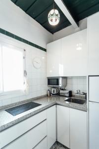 A kitchen or kitchenette at Alohamundi Alcázares