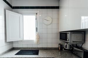 A kitchen or kitchenette at Alohamundi Alcázares