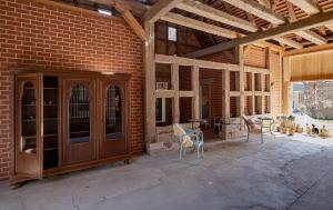 a patio with chairs and a brick wall at Refugium 1744 in Oberscheinfeld