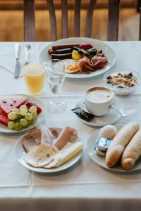 una mesa con platos de comida y bebida para el desayuno en Resort Dlouhé Stráně en Loučná nad Desnou